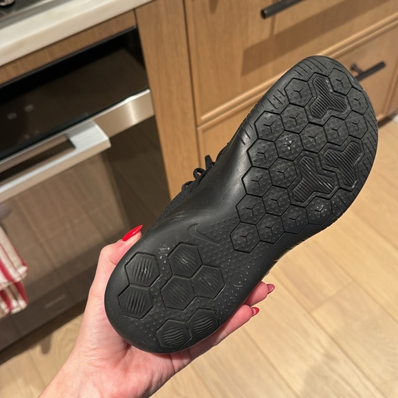 Black Nike weight lifting shoes - Picture 3 of 4